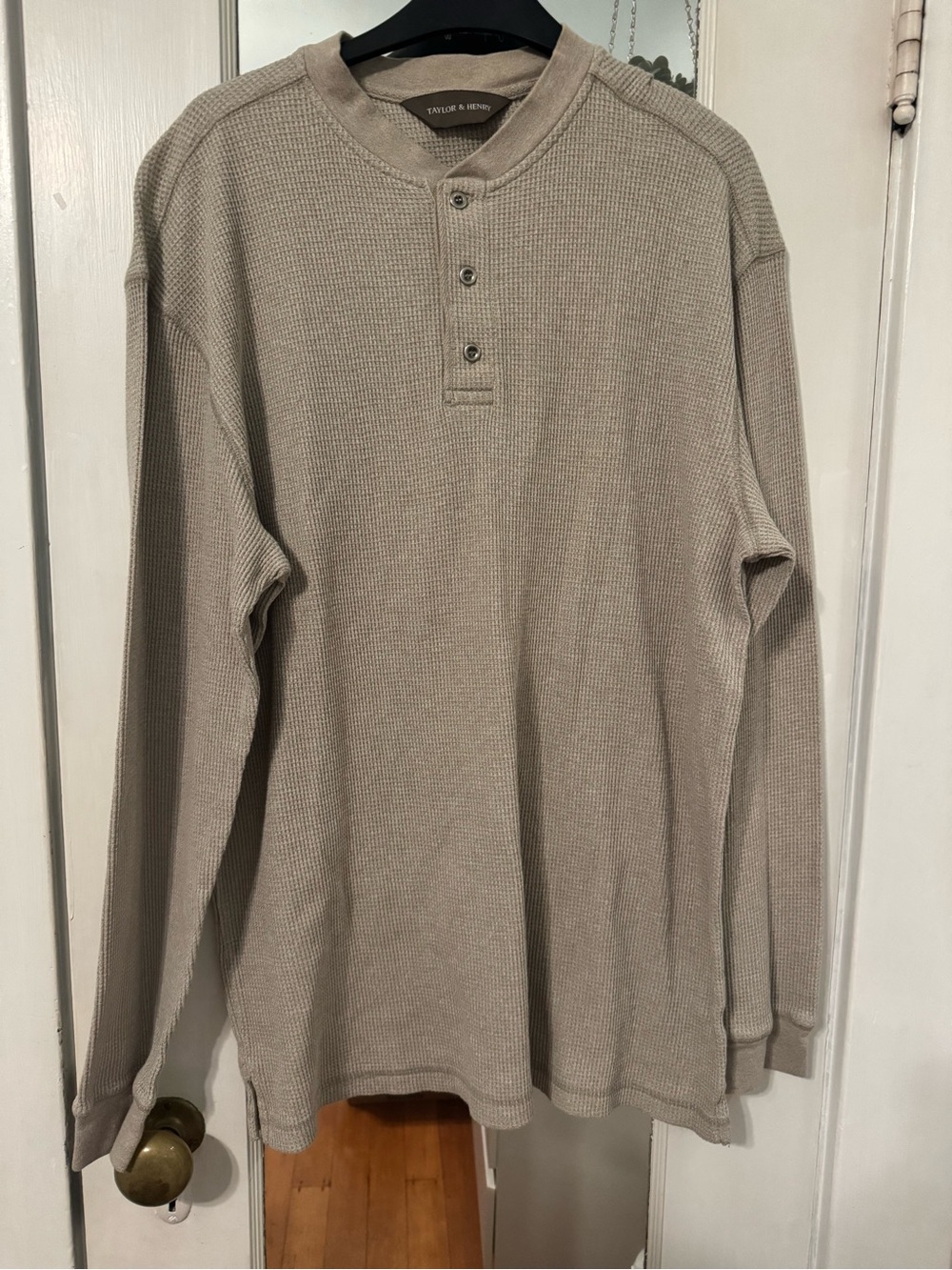 Taylor & Henry Men's Waffle Knit Long-Sleeve Henley Shirt Beige size XL